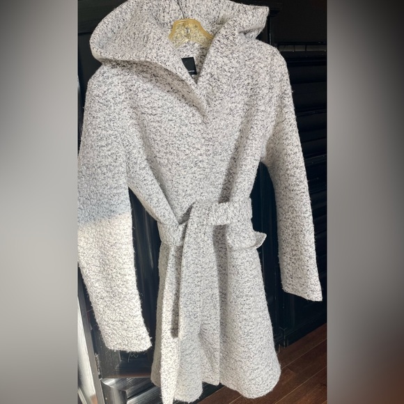 Stunning Wool Coat with hood and tie belt - Picture 1 of 4